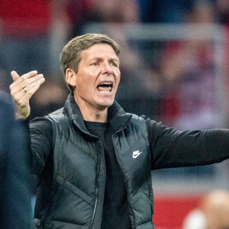 Frankfurts Trainer Oliver Glasner reagiert vom Spielfeldrand