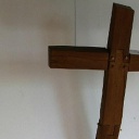 Holzkreuz in einer Kirche