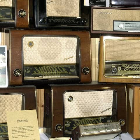 100 Jahre nach der Gründung des Unternehmens Telefunken zeigt der Telefunken-Radiosammler Karl-Heinz Müller aus Hannover am Freitag (30.05.2003) in Wilkenburg (Region Hannover) seine Sammlung mit mehr als 100 Geräten,