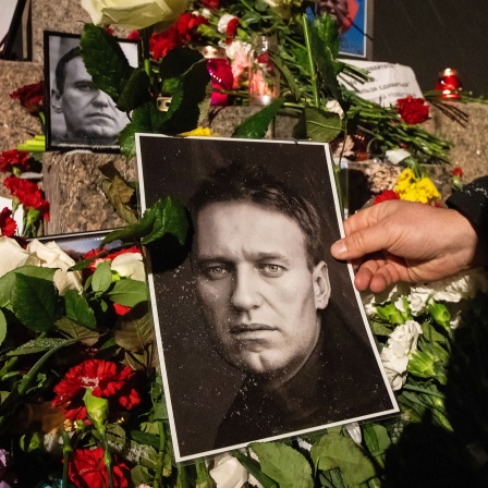 Blick auf eine spontane Gedenkveranstaltung zum Gedenken an den verstorbenen russischen Oppositionellen Nawalny, die am Denkmal für die Opfer politischer Repressionen am Woskresenskaja-Ufer stattfindet.