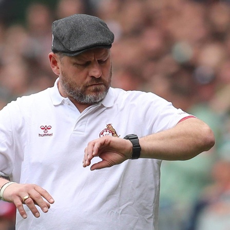 Köln-Trainer Steffen Baumgart schaut auf die Uhr
