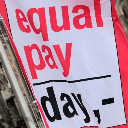 Flagge mit Aufschrift Equal Pay Day