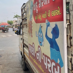 ein Lastwagen mit Wasserkanistern gegen die Hitzewelle in der Millionenstadt Ahmedabad im Bundesstaat Gujarat 