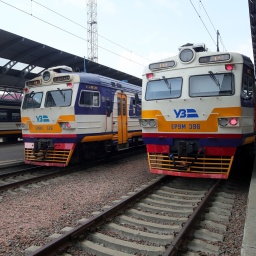Triebwagen des Kyiv City Express auf dem Bahnhof in Kiew