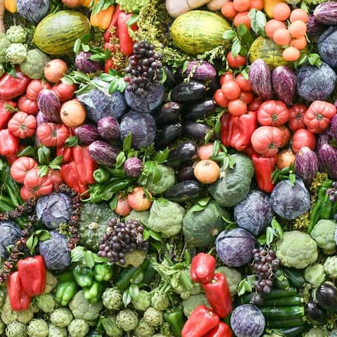 Bunt gemischtes Mosakit aus Paprika, Auberginen, Weintrauben, Melonen, Paprika, Artischocken auf der Fruit Logistica 2024 (Bild: IMAGO/Fotostand/Reuhl)