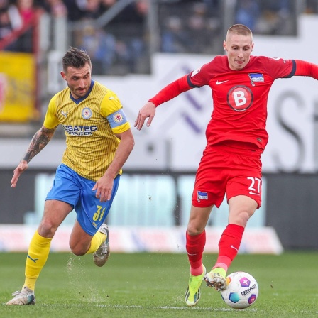 Palko Dardai (Hertha BSC) wird von Robin Krauße (Eintracht Braunschweig) verfolgt