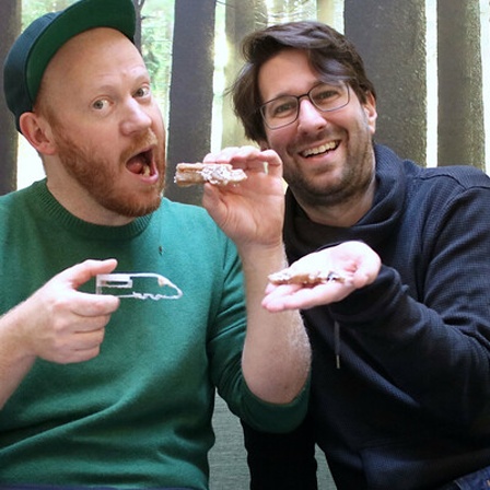 Zwei Männer essen Kekse