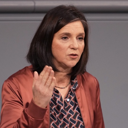 Katrin Göring-Eckardt, Fraktionsvorsitzende von Bündnis 90/Die Grünen, spricht während an der Sitzung des Bundestags.