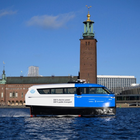 Die elektrische Tragflächenfähre Nova bewegt sich während eines Tests, mit dem Stockholmer Rathaus im Hintergrund, in Stockholm.