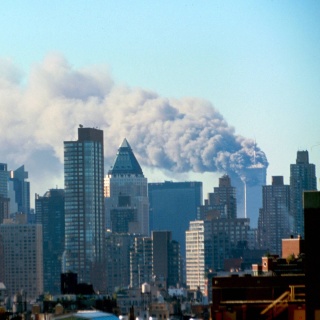 Skyline von New York am 11. September 2001: Rauch steigt aus dem World Trade Center