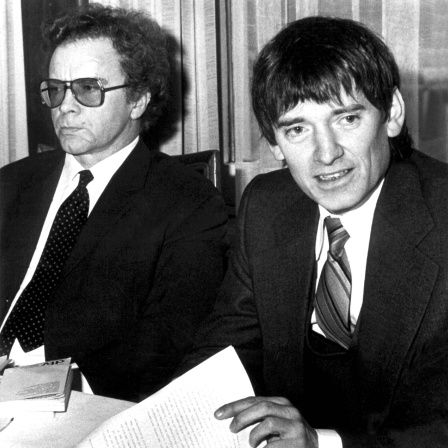 Der Ensslin-Anwalt Otto Schily (rechts) gibt bei einer Pressekonferenz am 9.1.1977 in Stuttgart bekannt, dass er gegen den für den Baader-Meinhof-Prozess zuständigen Revisionsrichter beim Bundesgerichtshof, Mayer, eine Dienstaufsichtsbeschwerde erhoben hat, links im Bild Schilys Kollege Hans-Heinz Heldmann.