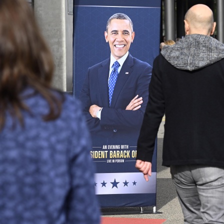 Ein Plakat in Zürich zeigt Ex-US-Präsident Barack Obama, der gerade auf Europareise ist und in mehreren Städten auftritt. 