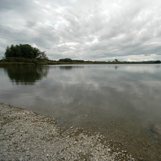 Der Seehamer See im oberbayerischen Mangfalltal.