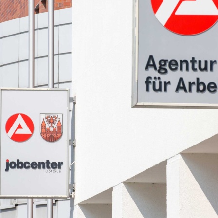 Agentur für Arbeit, Jobcenter in Cottbus (Bild: imago images/Dirk Sattler)