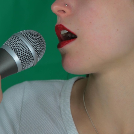 Junge Frau mit Mikrofon.