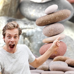 Checker Tobi steigt erstaunt auf besonders große Steine | Bild: megaherz/Collage Tanja Begovic