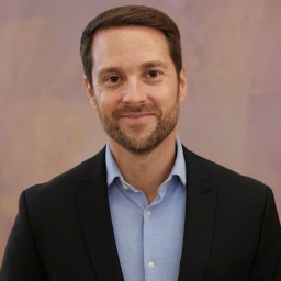 Porträt von Mirko Drotschmann bei der Verleihung eines Verdienstordens zum Tag der Deutschen Einheit ins Schloss Bellevue, 2023.