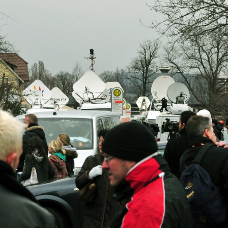 Viele Ü-Wagen und Menschen: Großes Medieninteresse am 12. März 2009 - einen Tag nach dem Amoklauf - an der Albertville-Realschule in Winnenden