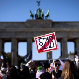 Plakat Weg mit Paragraph § 218 gegen die Demonstration "Marsch für das Leben" im Regierungsviertel in Berlin.