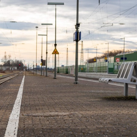 Ein verlassener Bahnsteig in Bayern während des Bahnstreiks.