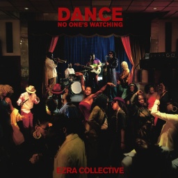 Cover des Albums "Dance, No One’s Watching" von Ezra Collective: Band vor Publikum auf einer kleinen Bühne