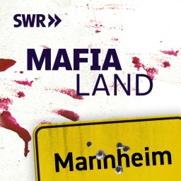 Weißer Hintergrund Blut beschmiert mit Schriftzug &#034;MAFIA LAND&#034; und dem Ortschild von Mannheim mit Einschüssen (Der SWR Podcast MAFIA LAND - Die deutsche Spur: Staffel 2 in der ARD Audiothek)