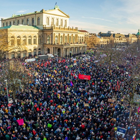Menschenmenge auf dem Opernplatz in Hannover. Dort findet eine Demo gegen Rechtsextremismus statt.