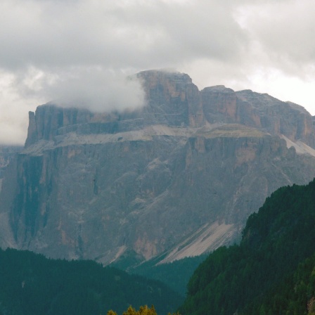Die Marmolata, der höchste Berg der Dolomiten in Wolken