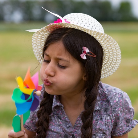 Mädchen mit Windspiel