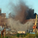Rauch steigt während des Beschusses aus dem Stahlwerk Azovstal in Mariupol (Ukraine) auf.