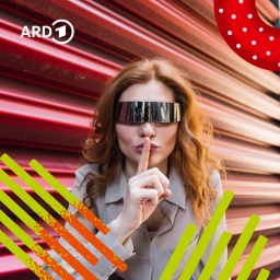 Eine Frau schaut in die Kamera. Sie hat eine große Sonnenbrille auf.