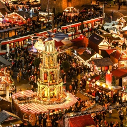 Der Weihnachtsmarkt von Halle im bunten Lichterschein.