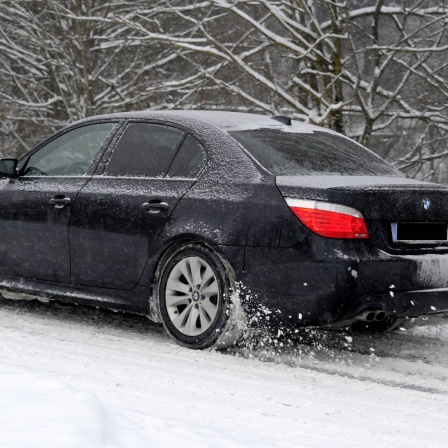 Winterreifen - Der 5er BMW spritzt den Schnee hinterher