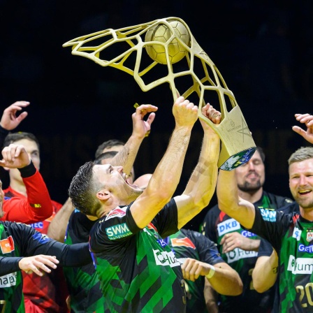 Spieler des SC Magdeburg feiern den Erfolg in der Champions League.