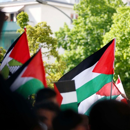 Palästinenser-Flaggen auf einer Pro-Palästina-Demo in Berlin Neukölln 2021