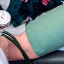 Ein Arzt misst den Blutdruck einer Patientin
