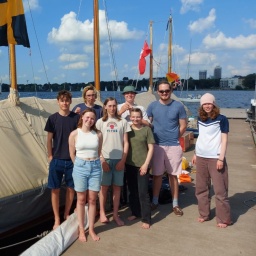 Die Crew des Kutters "Teufelsbrück" vom Segel-Verein Altona-Oevelgönne steht vor ihrem Schiff.
