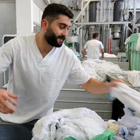 Der 24-jährige Obada Sakkaoui aus Syrien arbeitet im Textil-Dienstleistungsunternehmen Sitex in Rostock. (Archivbild)