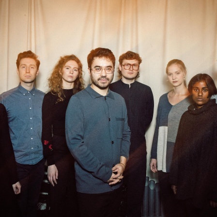 Acht Musikerinnen, der Trompeter Shogo Seifert in der Mitte, um ihn herum die Mitglieder der Band Rauke