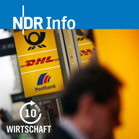 Detailaufnahme von einem Mann auf dem Weg in eine Filiale der Post und Postbank. 