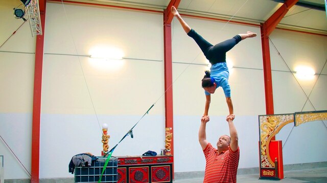 Der Clown Raoul Schoregge und die Artistin Ge Shu Hong trainieren Handstand ‚Adagio’.