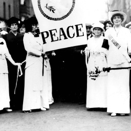 Frauen demonstrieren gegen den Ersten Weltkrieg in New York City mit einem grossen "Peace" Banner auf der Fifth Avenue im Jahr 1915.