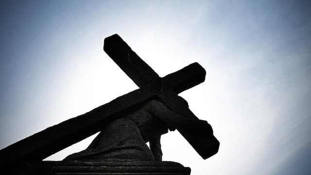 Steinfigur: Jesus bricht unter der Last seines schweren Kreuzes zusammen. | Bild: dpa-Bildfunk / Nicolas Armer