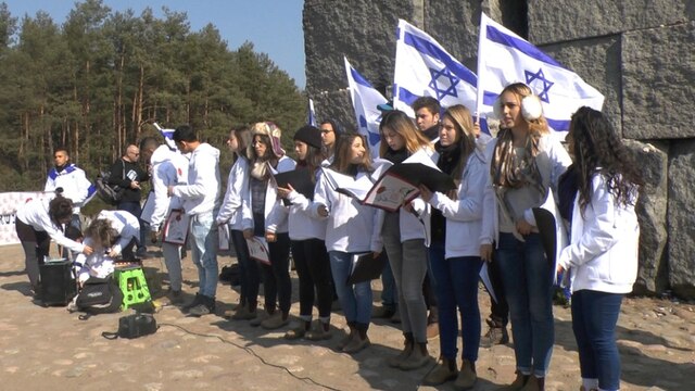 Israelische Schüler gedenken ihrer Vorfahren mit einer Zeremonie. Auf ihrer "Reise nach Polen" halten die Jugendlichen dabei alles auf Video fest. | Bild: BR/Gebrüder Beetz Filmproduktion