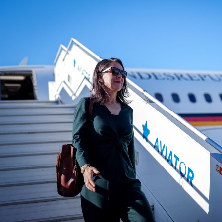 Annalena Baerbock (Bündnis 90/Die Grünen), Außenministerin, kommt auf dem Flughafen von Helsinki für das Treffen der Außenministerinnen und Außenminister des Ostseerats an.