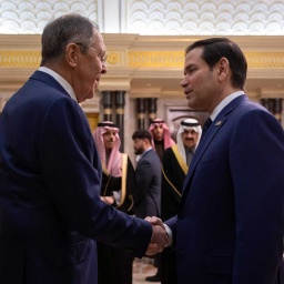 Außenminister Lawrow und Außenminister Rubio beim Händeschütteln (Bild: IMAGO/Saudi Arabia Foreign Ministry)