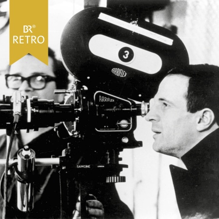 François Truffaut schaut durch eine Filmkamera der Firma Arriflex | Bild: picture-alliance / Mary Evans Picture Library | -