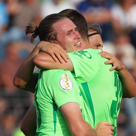 Patrick Wimmer vom VfL Wolfsburg jubelt mit seinen Mannschaftskollegen