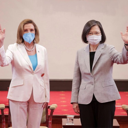 Nancy Pelosi (links) steht neben der Präsidentin von Taiwan, Tsai Ing-wen