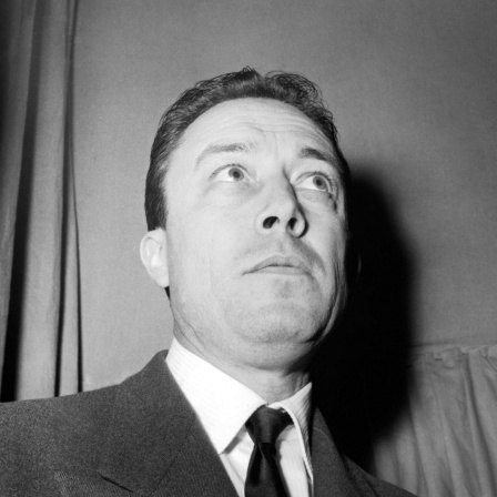 Portrait von Albert Camus beim literarischen Treffen im Mailänder Teatro Manzoni, 1954.